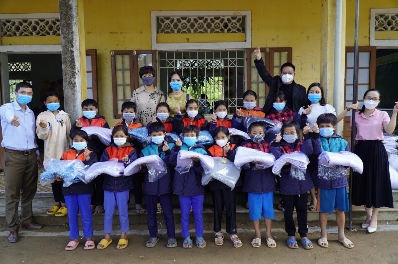 Trao quà ấm cho học trò vùng cao