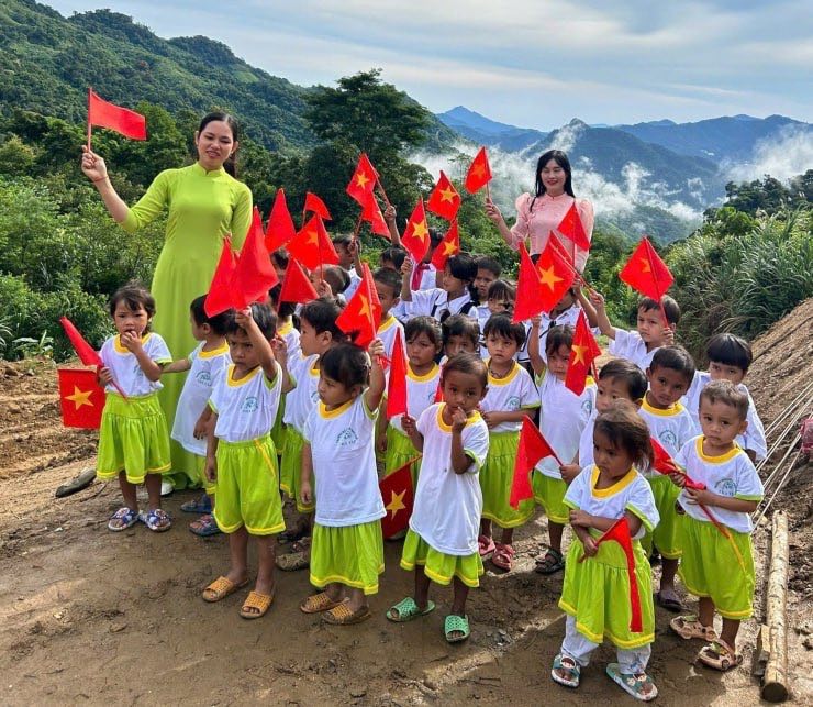 Các em nhỏ vùng cao với cờ đỏ sao vàng